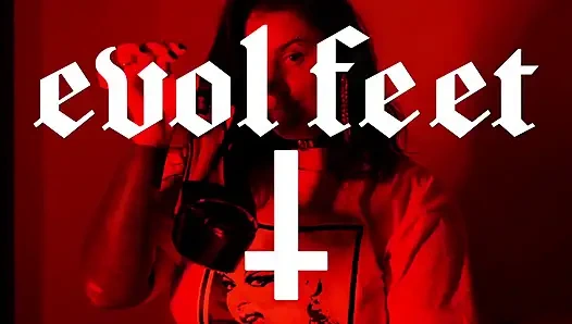 Kaderinde saatlerce ayak tabanlarımı yalaman var