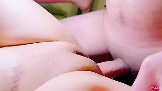 Büyük memeli orta yaşlı seksi kadın beklediğinden biraz daha fazlasını almak için yardım istedi
