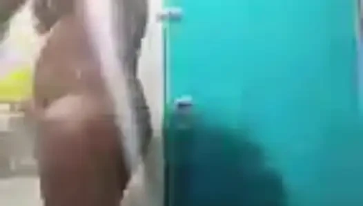 Güzel bir çıplak duş almak beni çok heyecanlandırıyor