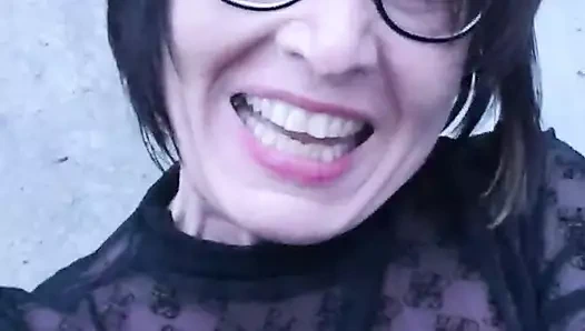 İşten sonra açık havada fışkırtıyor