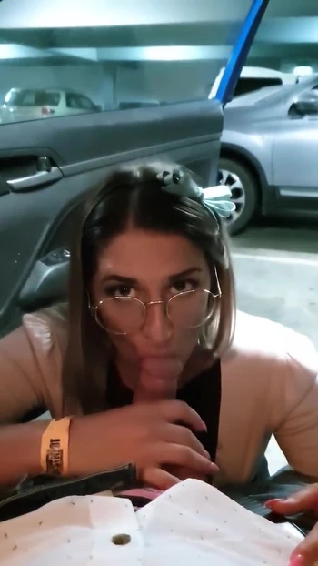 Соси мой член, прежде чем я отвезу тебя домой!