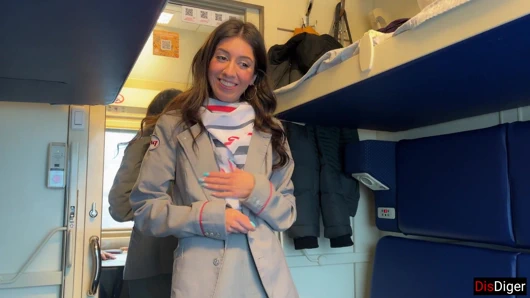 Tren kondüktör yolcusunu mastürbasyon yaparken yakaladı, ama kafası karışmadı ve yarağına atladı