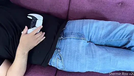 Erkek arkadaşım beni ayakta ve ateşli bırakıyor, bu yüzden oda arkadaşımı sikiyorum