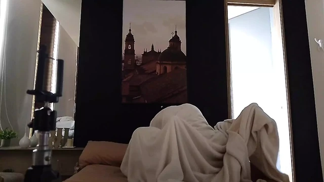 Под простынями мой бывший муж занимается любовью со мной в мотеле после напряженного дня