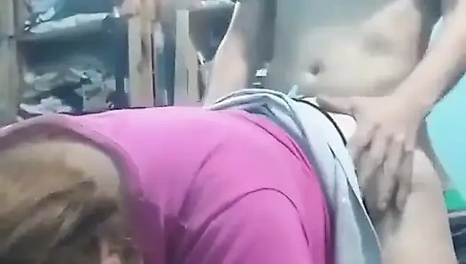 Götünü emiyor, cep telefonuyla kayıt yaparken onu domaltarak sikiyorum