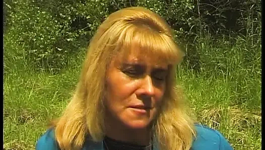 Kıllı sarışın olgun açık havada güzel vakit geçiriyor