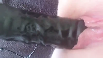 Poppen.de Schlampe Fickt sich mit Dildo