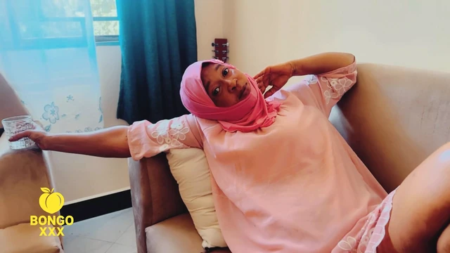 Красивая зрелая британская мусульманская милфа в хиджабе может обрабатывать большой черный член