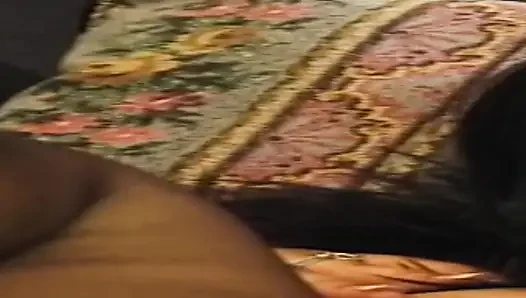 Retro olgun hatun yoğun parmaklama eyleminden çılgınca fışkırtıyor