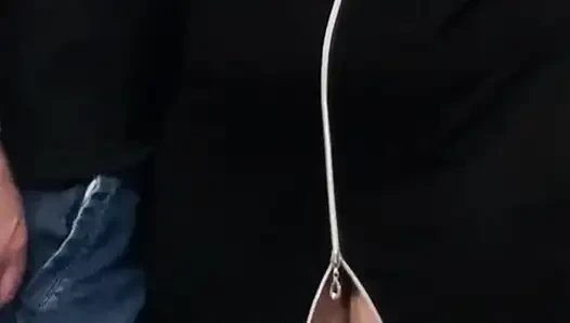 Halka açık metroda sürtüğün amını parmaklıyor