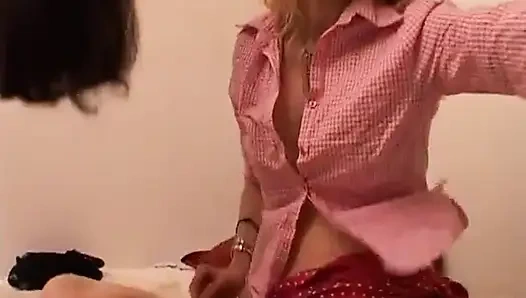 Fransız sarışın ve esmer lezbiyenler amcık yiyor