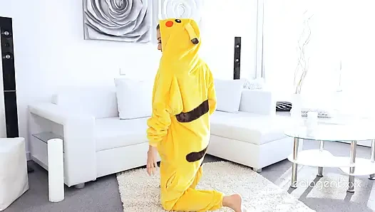 İnanılmaz seksi pikachu ıslak tıraşlı geniş deliğini açmanın tadını çıkarıyor