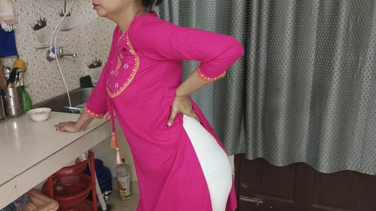 Yeni evli yenge mutfakta devar tarafından sikiliyor