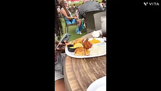 18 yaşındaki minik zenci genç kız göt deliğiyle oynarken dersi atlarken yakalanıyor