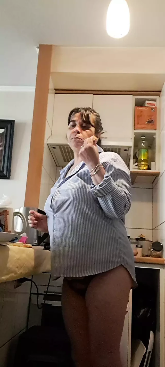 Sürtük evli kadın çok ateşli olmadan yemek yapıyor