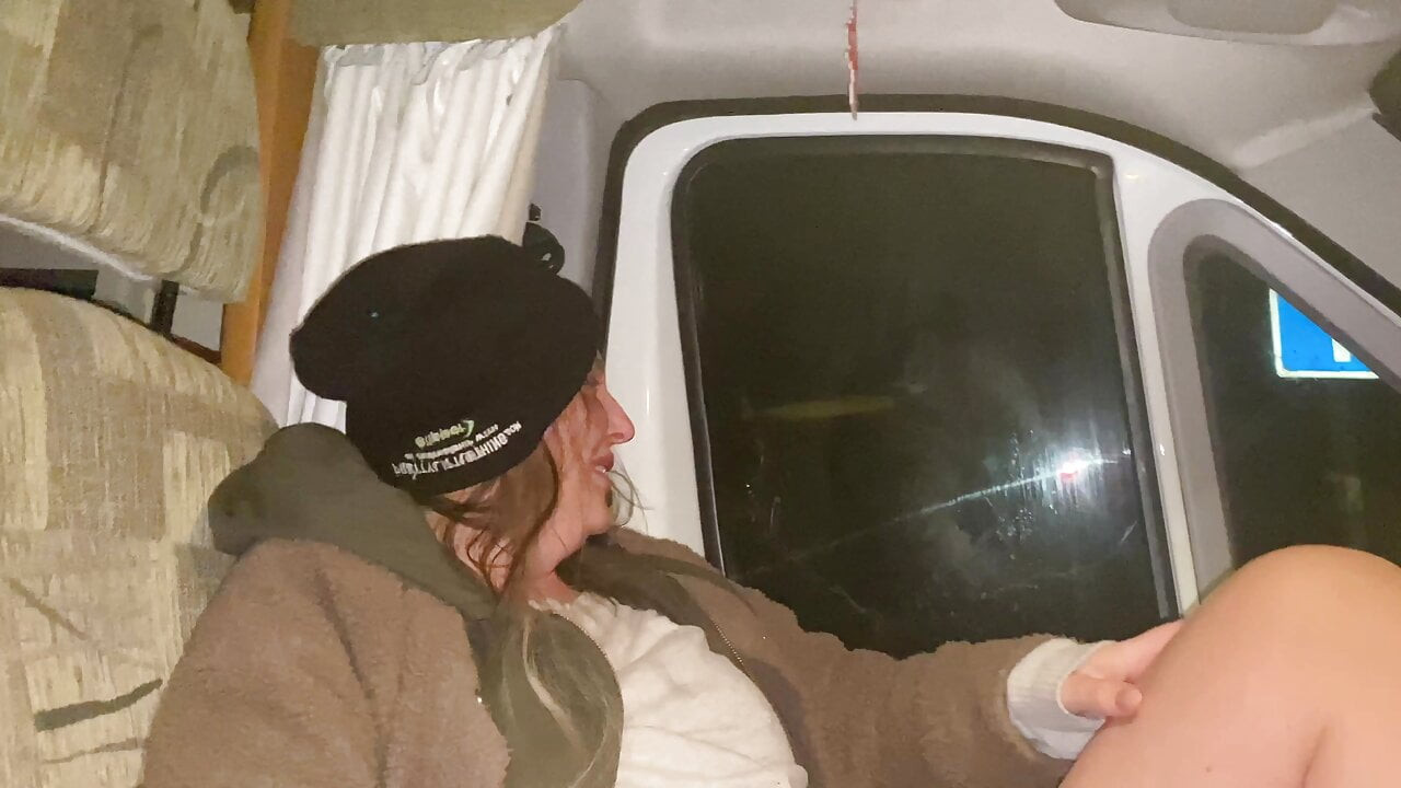 Çılgın alır onu pis kedi dışarı için bir asansör ev