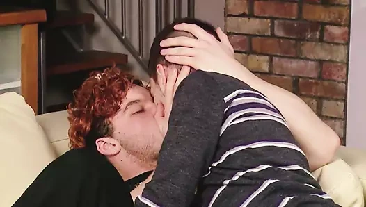 Bu genç yamayı, emmeyi ve ortak olmayı seviyor