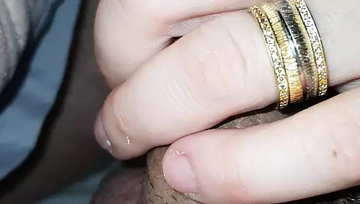 Sürtük hizmetçi üvey oğlunun yarağına hizmet ediyor ve onu ağzı için sert yapıyor