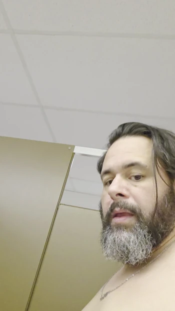 Еще одно видео меня в публичной розничной туалете, унижаю себя, лижу общественный туалет, как грязный сисси пидор.