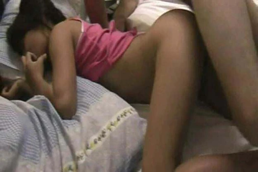 Onu gömleğinden çekip beynini sikiyorum