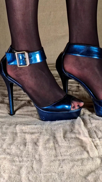 Parlak siyah külotlu çorap ve ateşli yüksek topuklu ayakkabılar - genç eşcinsel travesti | Klip 1