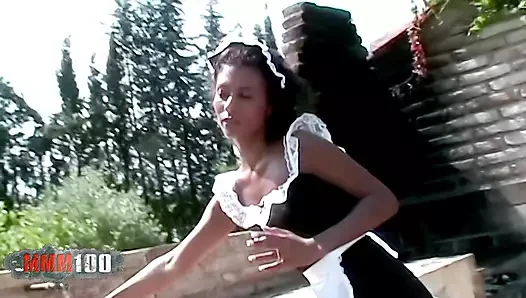 Küçük siyah hizmetçim Priska Farel ile açık havada anal sikiş