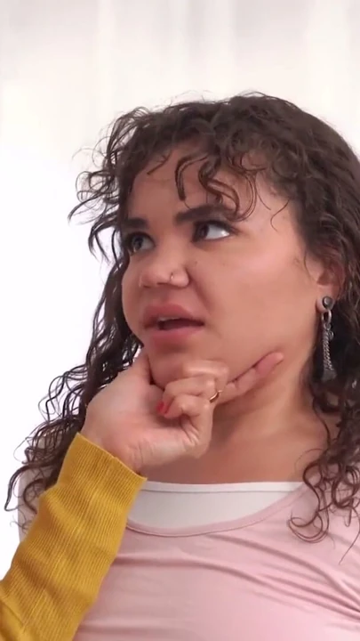 Penny berber üvey kızı Naudi Nala'yı İngilizce öğretmeniyle yaramazlık yapıyor - mylf | Klip 1