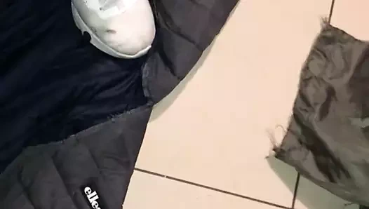 Eşinin ceketini tekmele