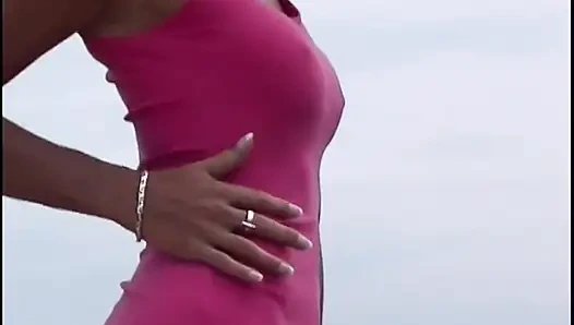 Ateşli sarışın orta yaşlı seksi kadın 69'un şanslı adamı havuz kenarında, sonra yarağını sıvazlıyor