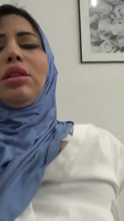 Azgın ve seksi büyük götlü Arap anneyi sikiyor | Klip 1