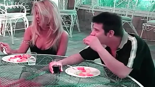 Veranda masasında sarışın baştan çıkarıcı kadın: ateşli oral eğlence