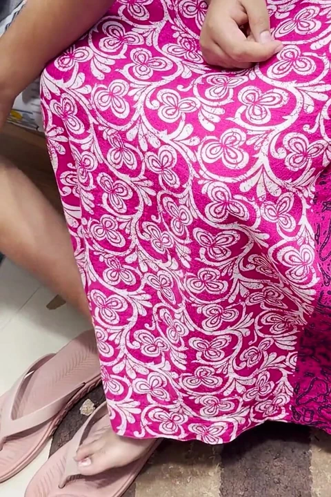 Üvey erkek kardeş üvey üvey kız kardeşini ayak masajı ve ayak öpücüğü için baştan çıkarıyor