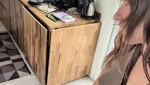 Azgın güzel sevimli genç kız yukarıdan dildo ve sakso ile mastürbasyon yapıyor