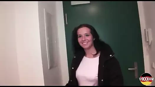 Büyük memeli koyu saçlı Alman bebek büyük bir dildoyla oynarken filme alınıyor