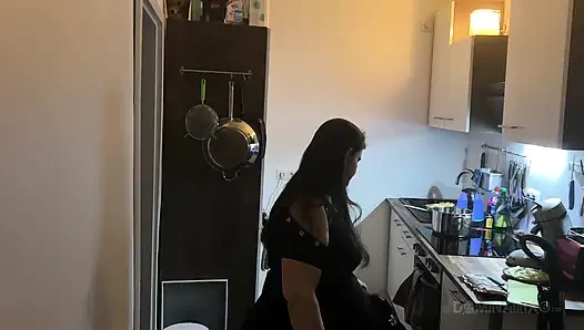 Mutfak fetişi fışkırtma çılgınlığı - olgun sürtükler her yere sırılsıklam