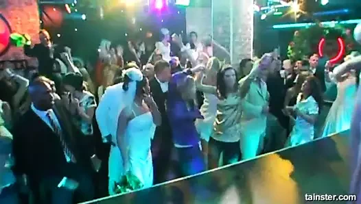 azgın esmer gelin yiyor bir büyük horoz içinde kamu