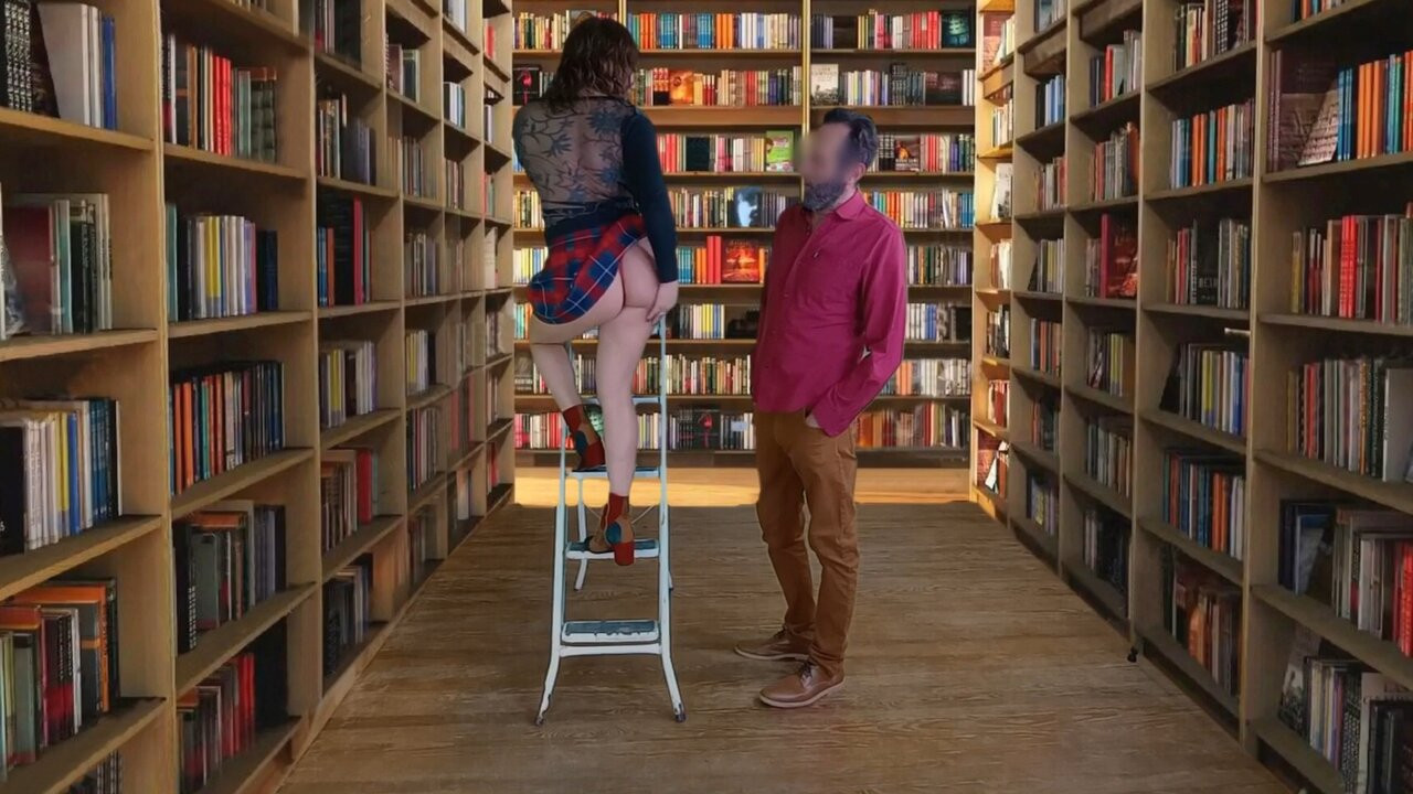 Beklenmedik bir şekilde kimya öğretmenine kütüphanede oral seks yapıyorum
