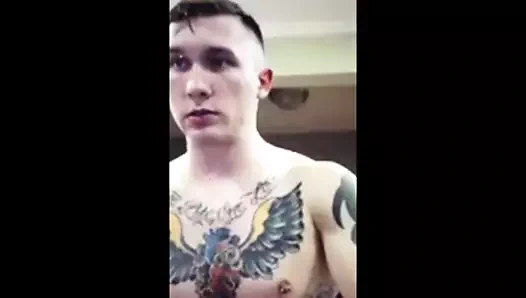 Sıcak tatted adam ile yapay penis