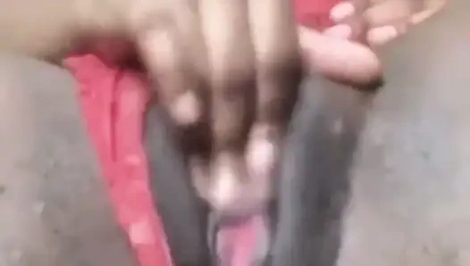 Islak amcığıma kontrolsüz boşalıyorum