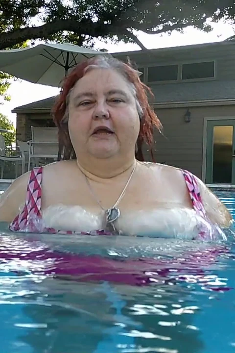 Büyük Güzel Hemşire Vicki Su Ayakkabılarını Gösteriyor Ve