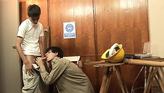 Oturma odasında götünü sikiyor