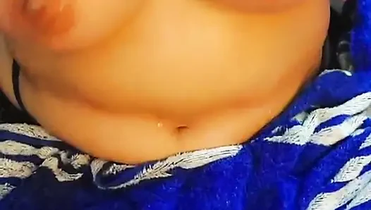 Buz göğüslerini ovuyor
