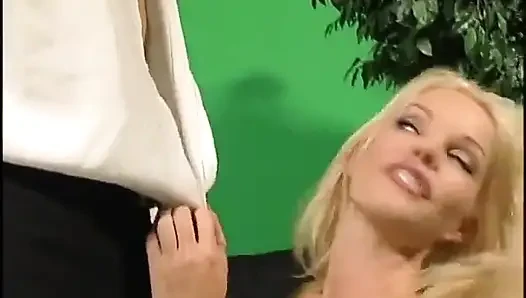 Muhteşem sıkı genç sarışın kanepede sikiliyor, yüze boşalma alıyor