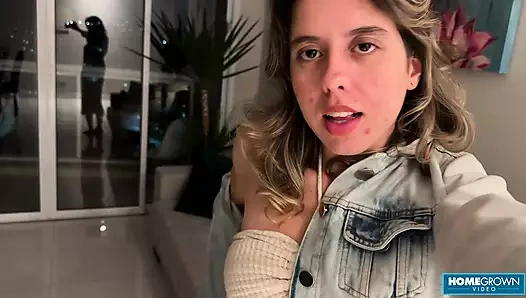 Şanslı adam Scarlett Taylor ve Naomi ile üçlü seks yapıyor