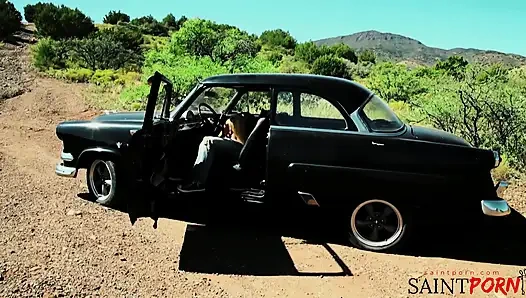 Monique Alexander klasik kaslı arabada amcığını siktiriyor