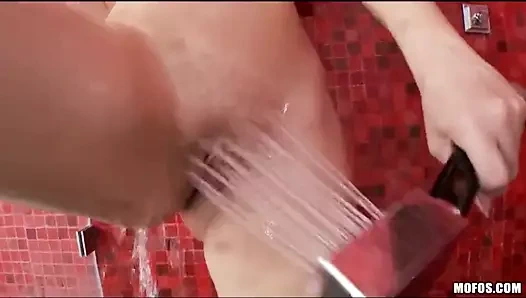 Mofos - sıcak sarışın sophia şövalye duşta kendisiyle oynuyor