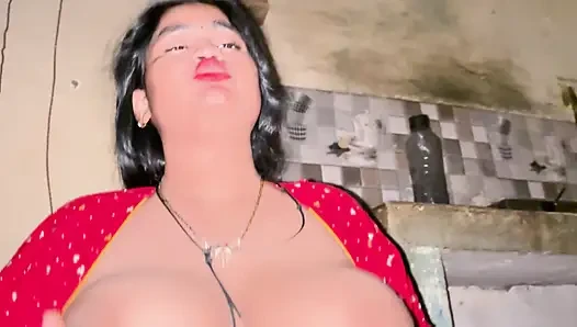 Kırmızı sari giymiş ateşli Hintli karım tam gece vahşi yolculuk için beni baştan çıkardı