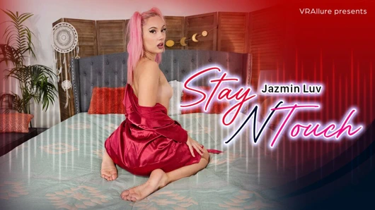 Pembe saçlı bebek vr'de en sevdiği oyuncağı sürmek