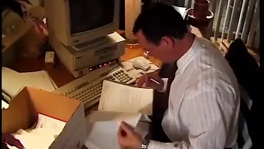 Azgın patron genç kızıl saçlı kızı sikmeyi seviyor.