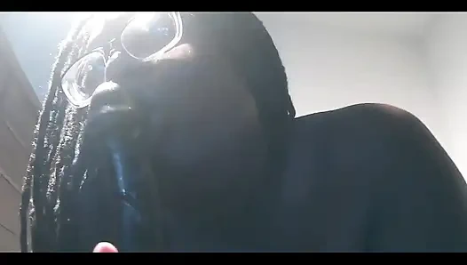 Sahte yarak emmekten nefret ederim.